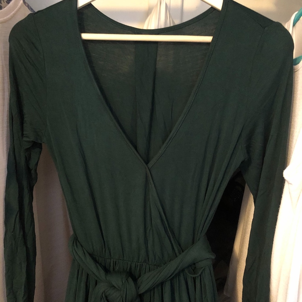 LONG EMERALD GREEN EVENING DRESS.
